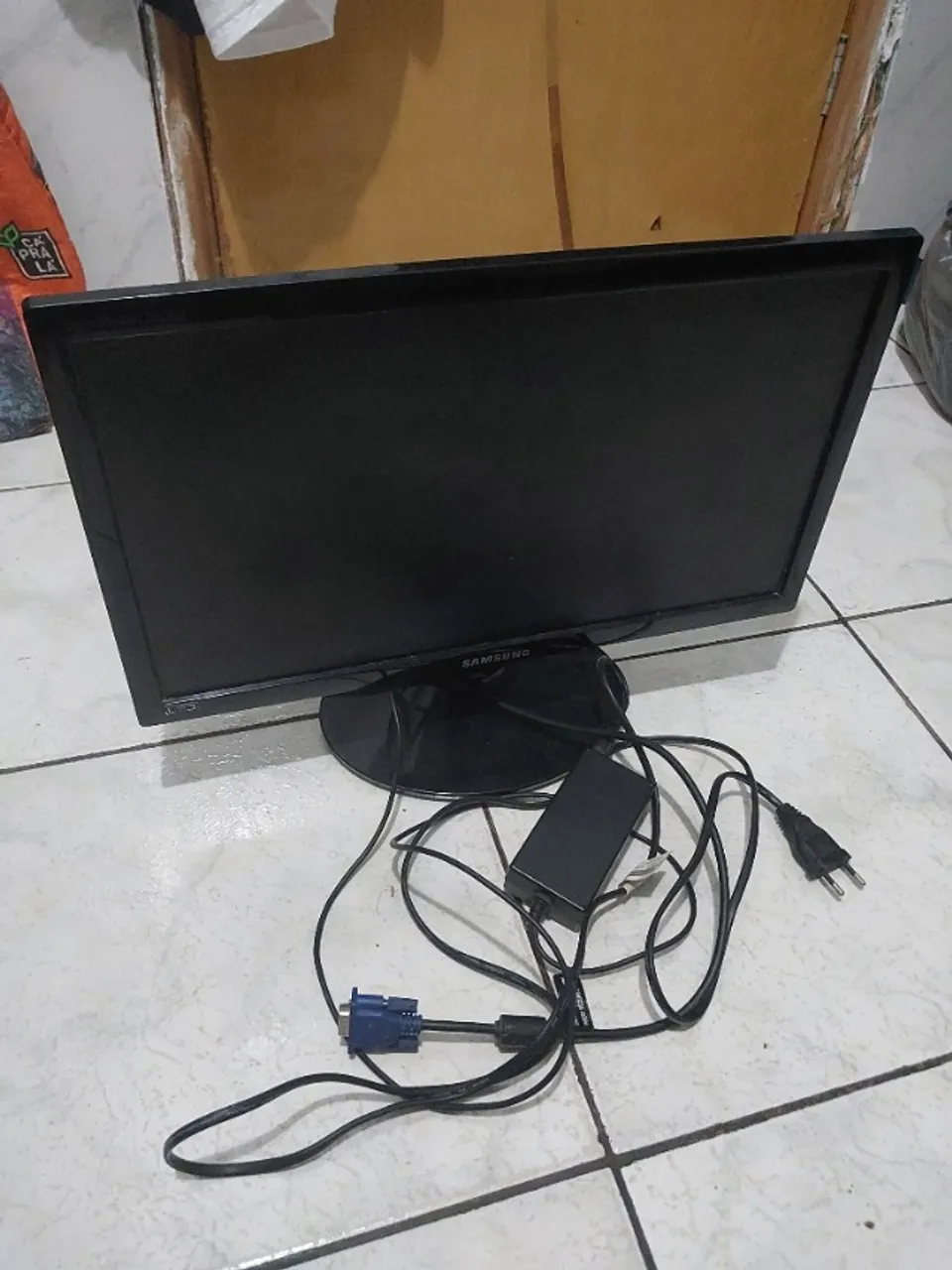 Monitor Samsung 18,5" com fonte - funcionando | pequeno defeito na tela