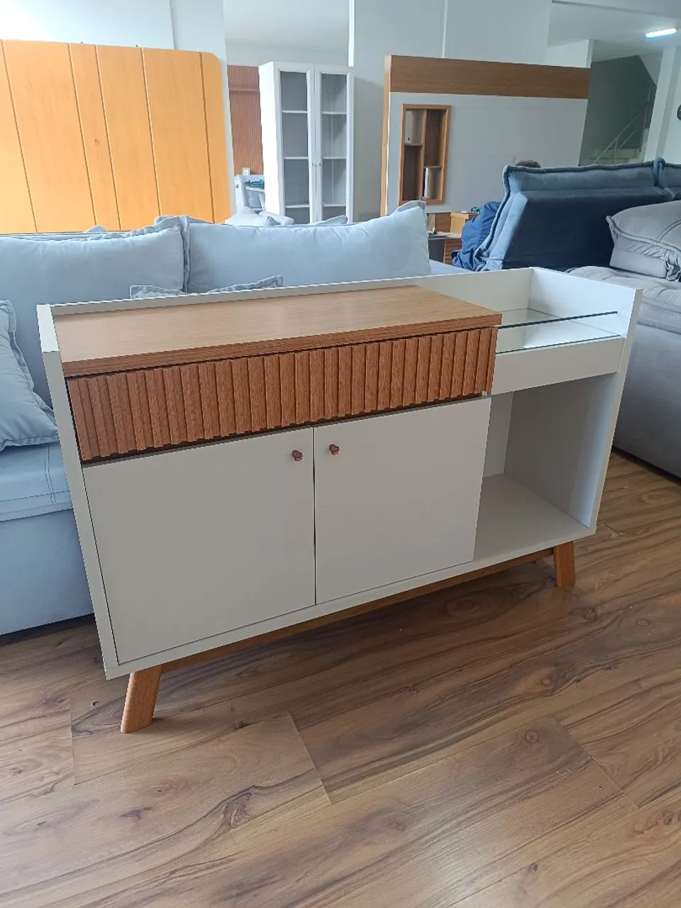 Balcão buffet 1,33?m com gaveta ripada, espelho e pés em madeira. Pronta entrega!