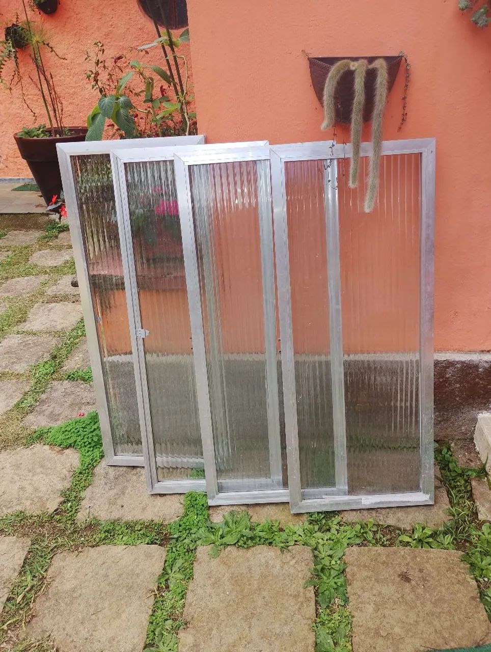 Janelas de alumínio com vidro canelado
