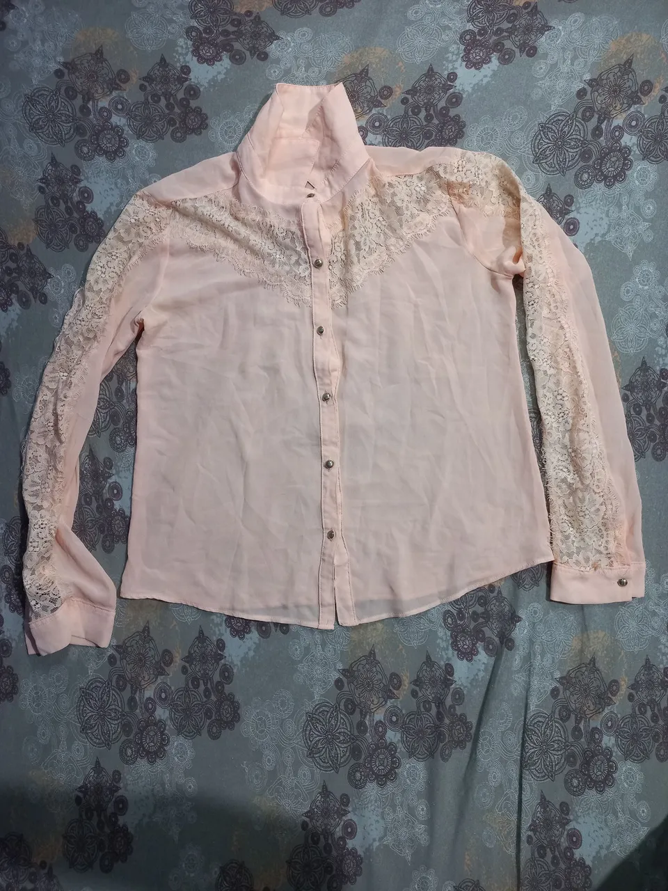 Camisa rosa com detalhes em renda