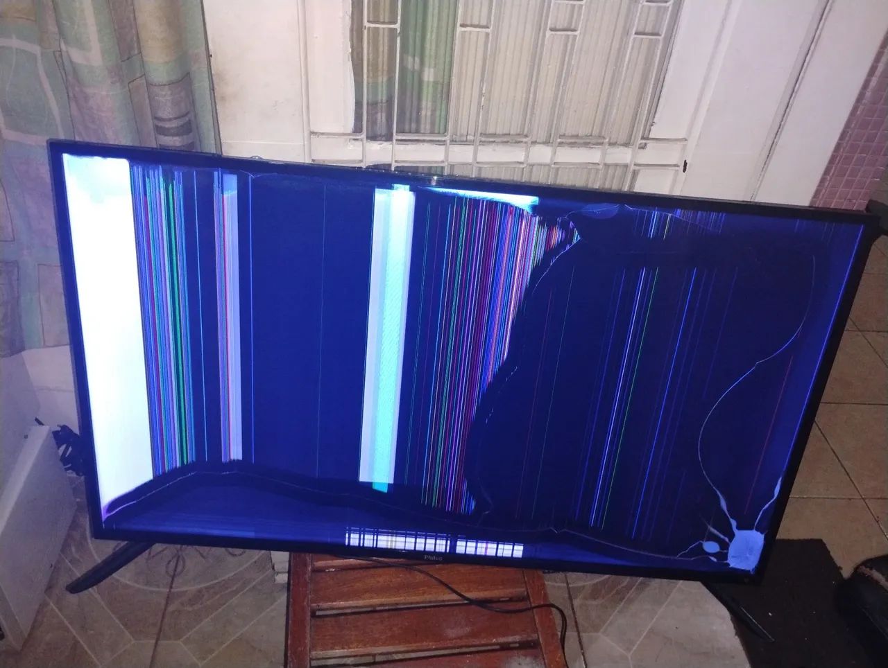 TV PHILCO LED SMart 50 polegadas Modelo PTV50D60SA Tela Trincada ligando  - Foto 5