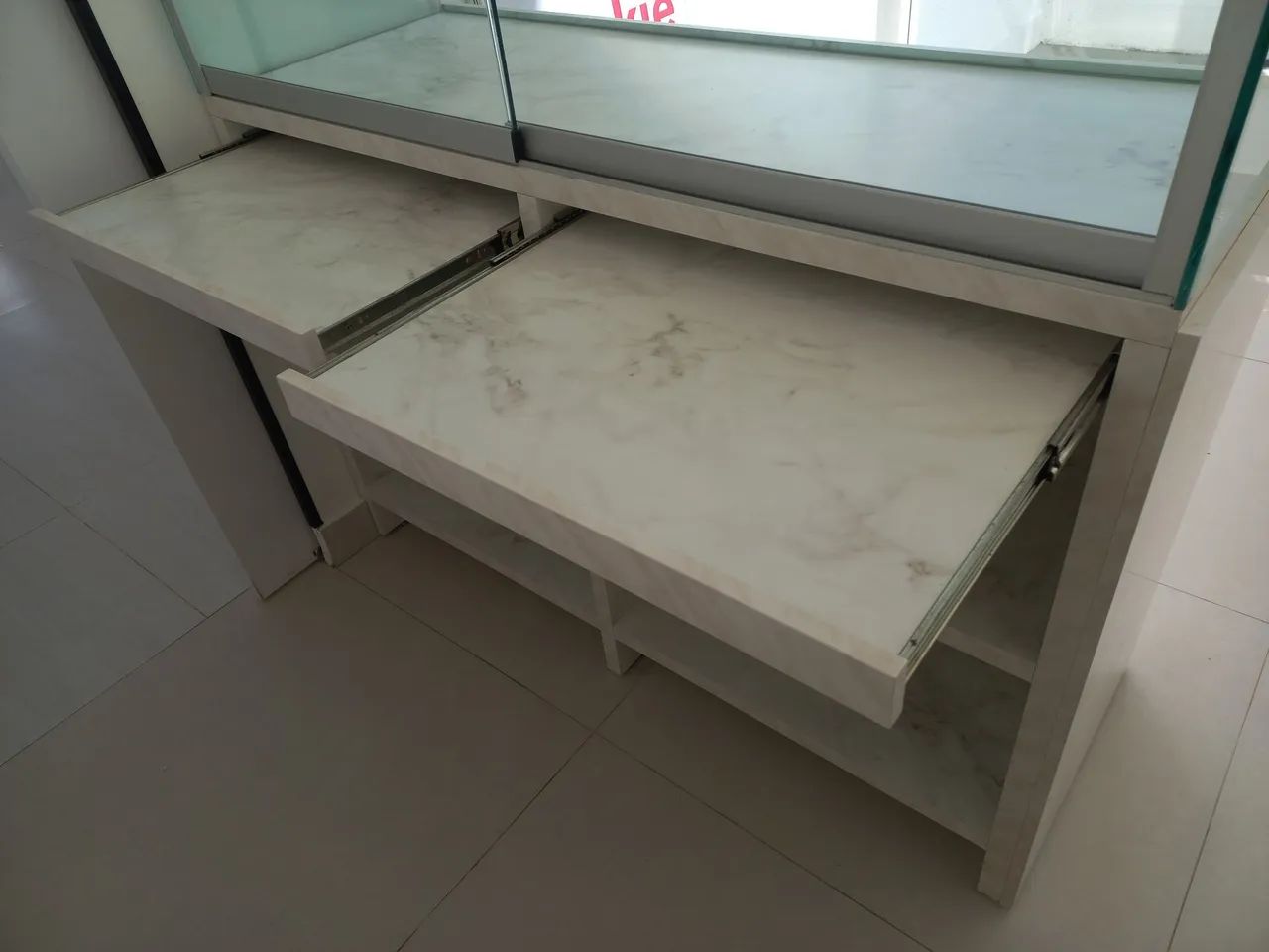 Balcão MDF marmorizado e vitrine em vidro temperado - Foto 2