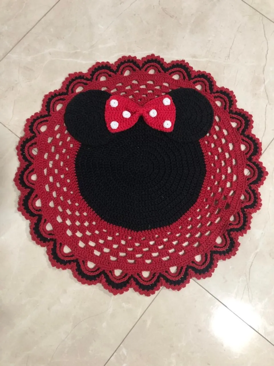 TAPETE MINNIE COM 58CM DE DIAMETRO