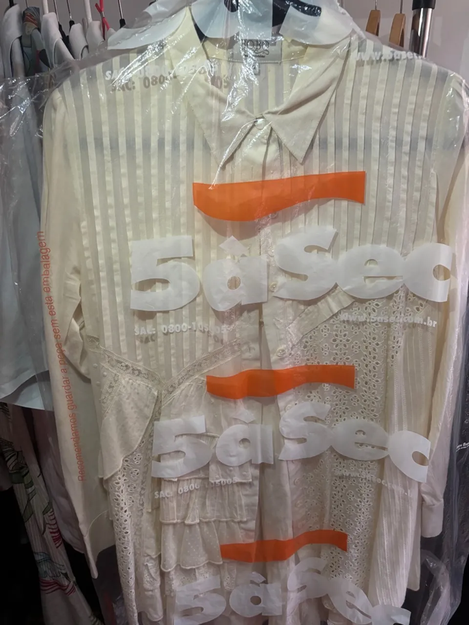 Camisa de tecido leve com detalhes em renda
