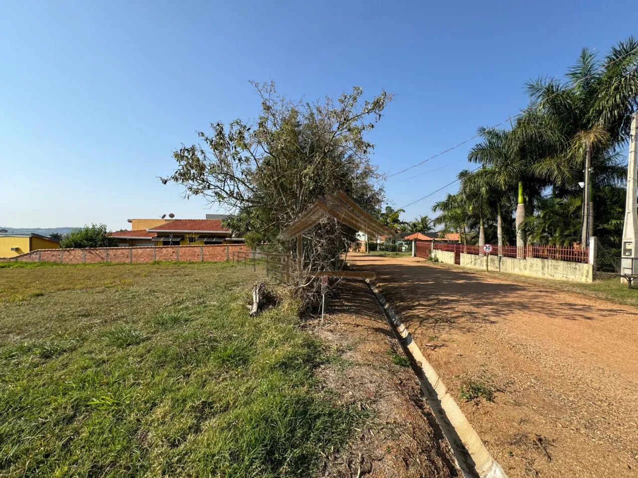 Terreno com 1.000 m² em condomínio, local tranquilo com vizinhos moradores, Porangaba SP - Foto 14