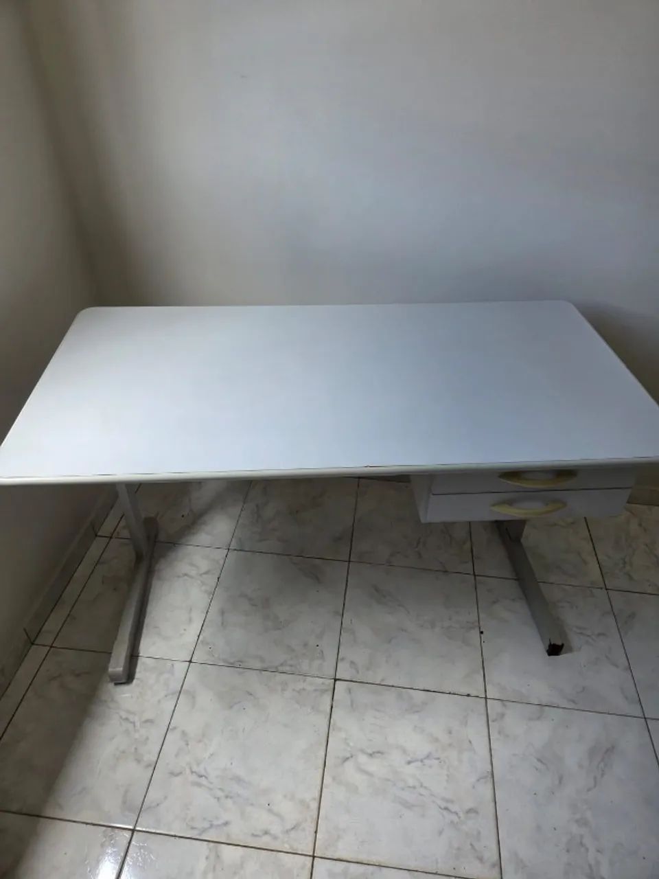 Mesa de escritório cinza com gavetas