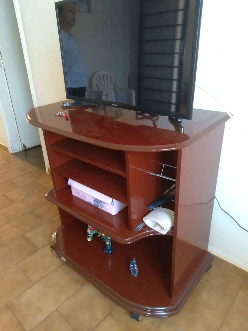 Rack madeira e mdf com rodinhas 
