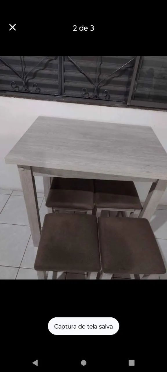 Mesa com 4 banquetas 