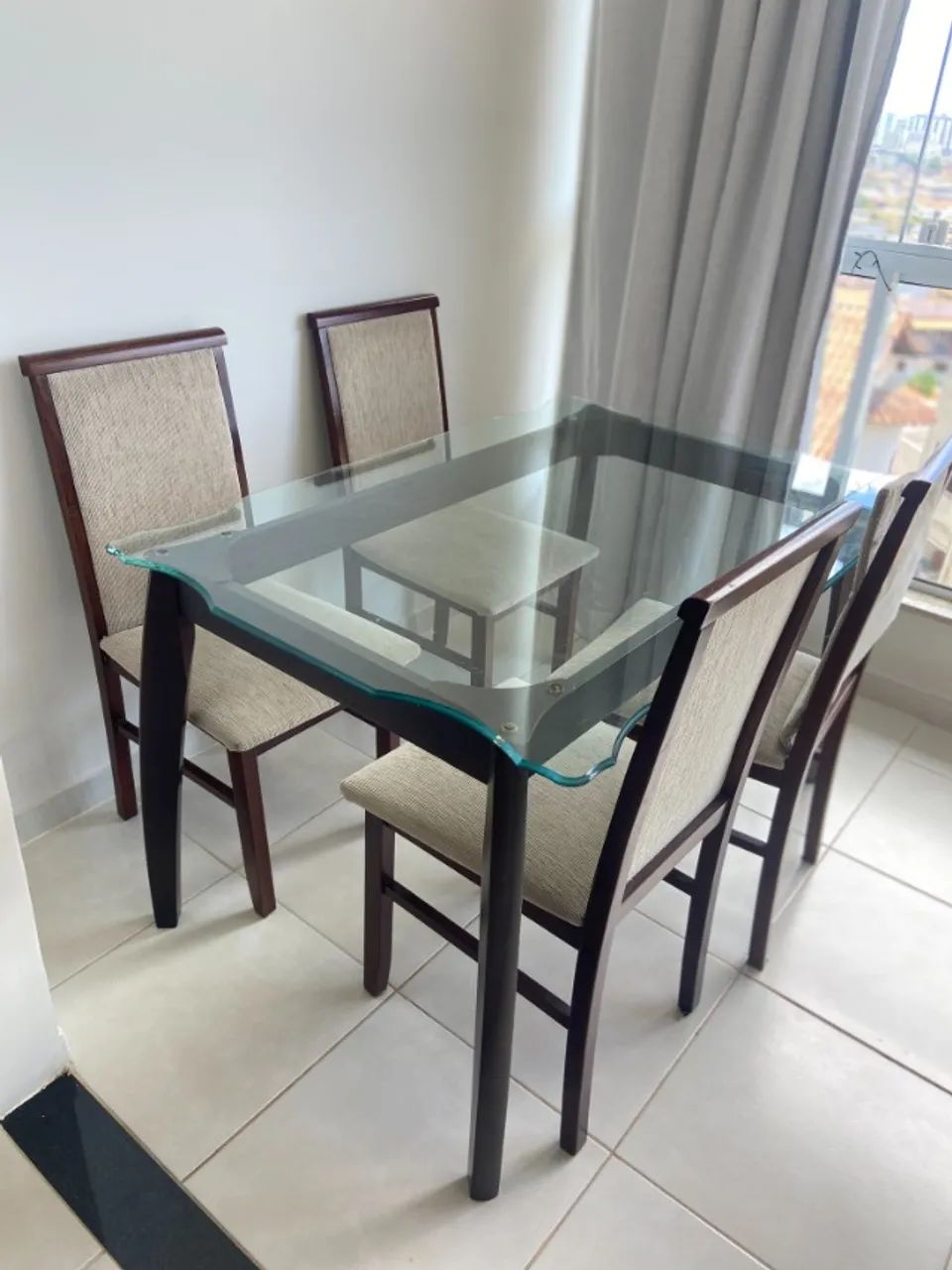 Jogo de mesa e 4 cadeiras Moveis Conquista