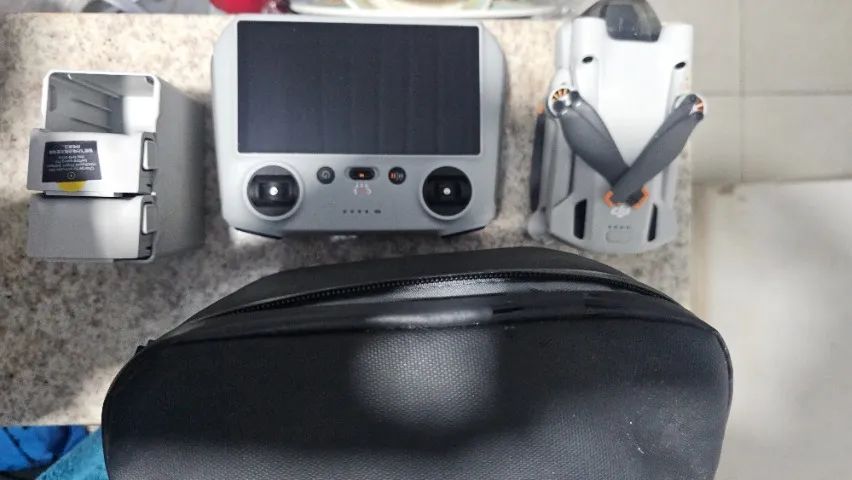 Drone DJI Mini 3 Pro acompanhado do controle DJI RC (com tela integrada) e do kit Fly M