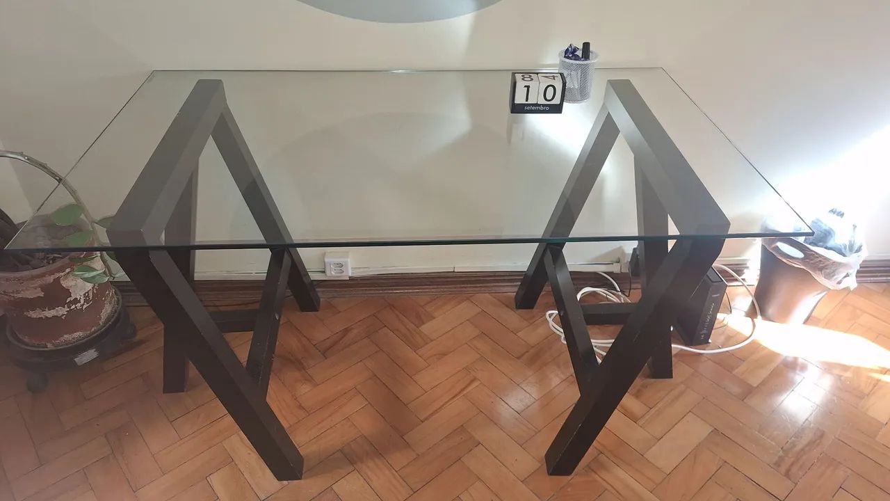Mesa de vidro + cavaletes Tokstok