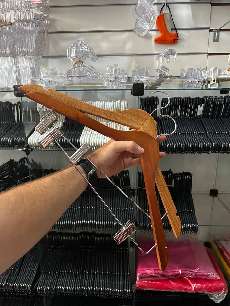 cabide com prendedor de madeira  15,00 cada a vista novo(loja)