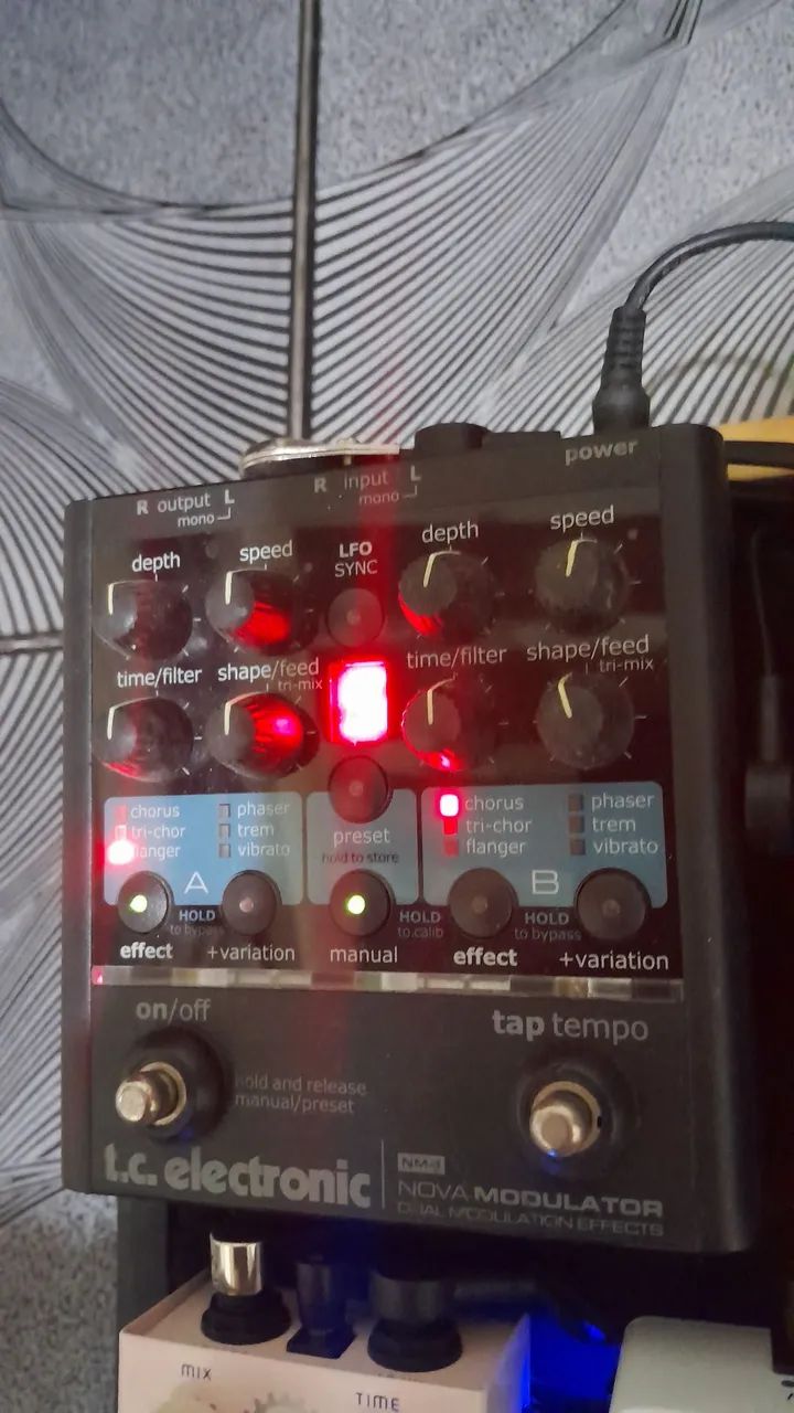 Pedal Nova Modulator TC electronic - Instrumentos musicais - Barra
