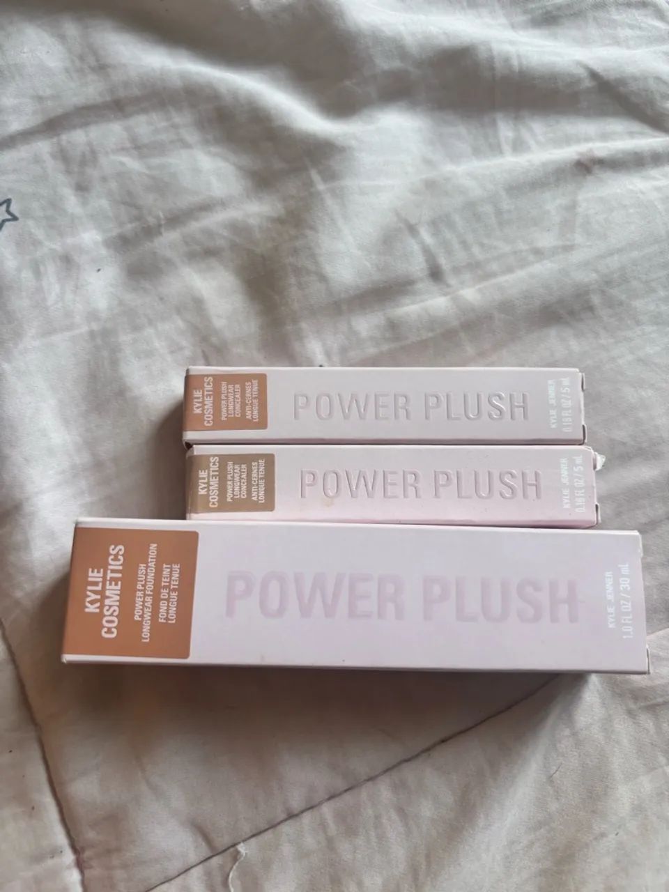 Dois corretivos e uma base Kylie Cosmetics  - Foto 2