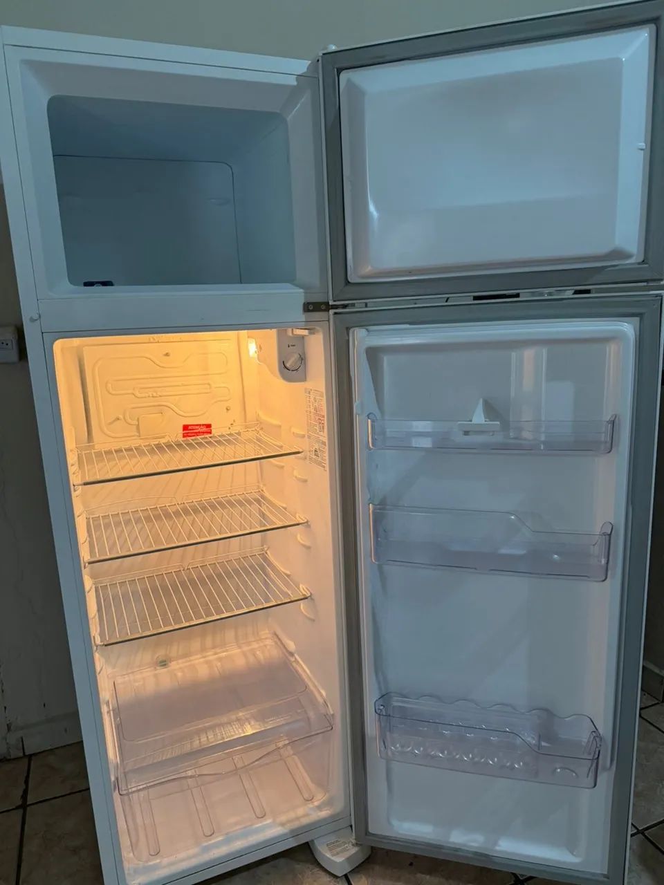 Geladeira Electrolux 260 litros dc35A - Geladeiras e Freezers