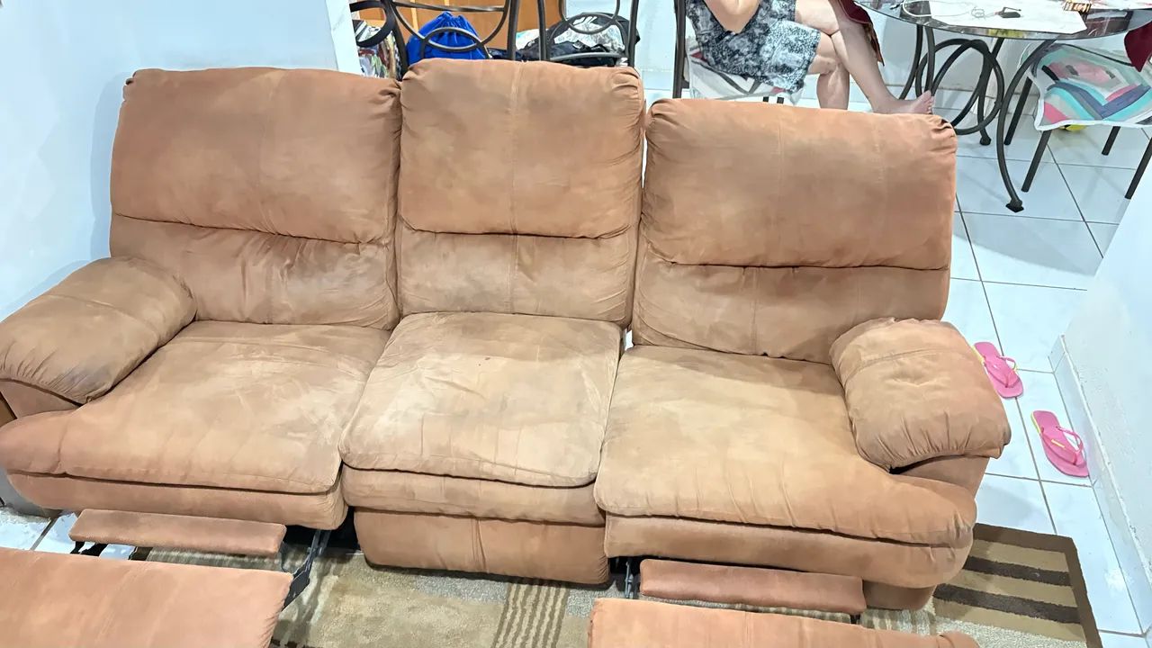 Sofá 3 lugares,  produto importado, retrátil em bom estado de conservação. - Foto 3