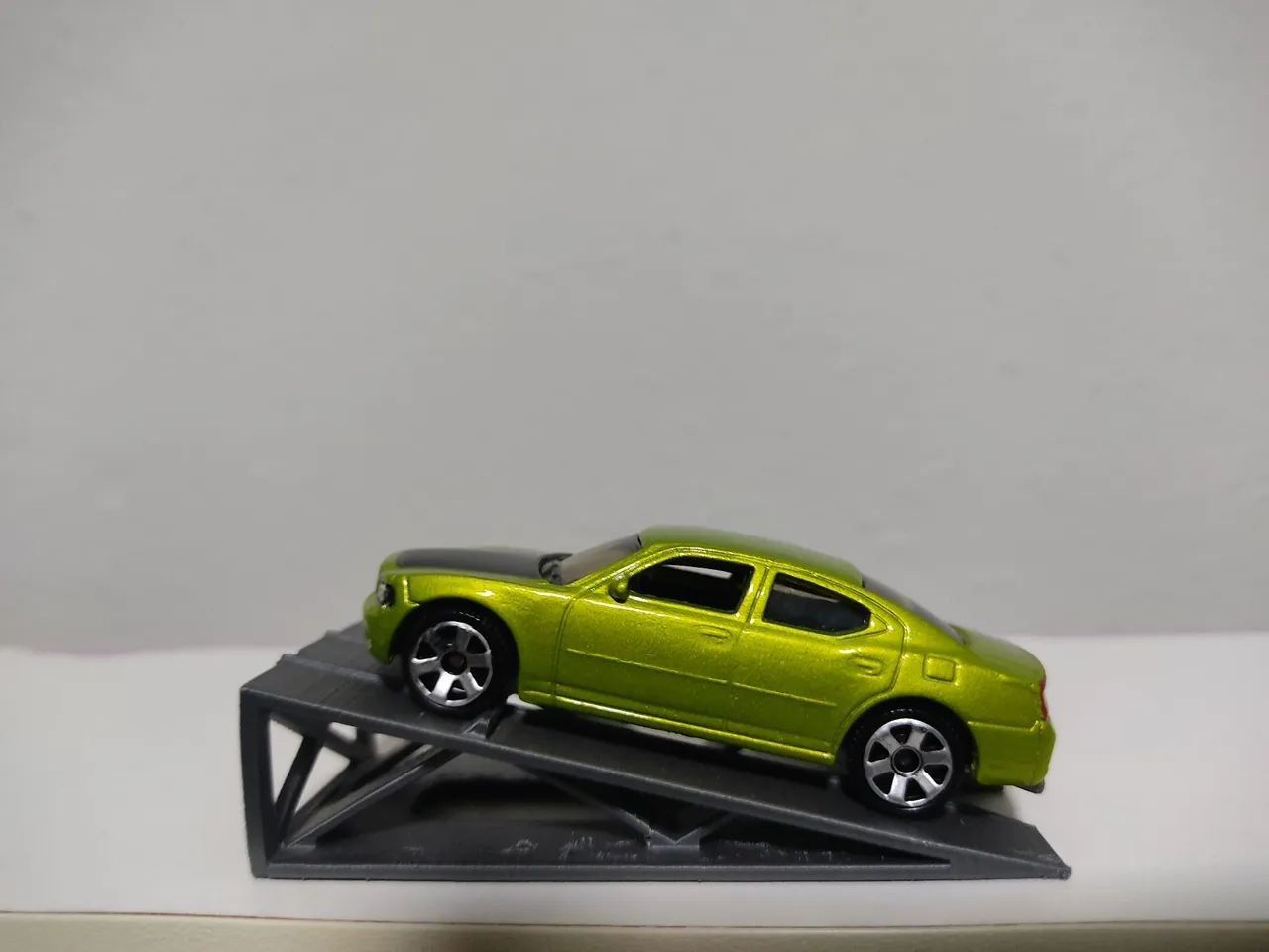 LOTE COM QUATRO MINIATURAS DE CARROS(LEIA) - Foto 5