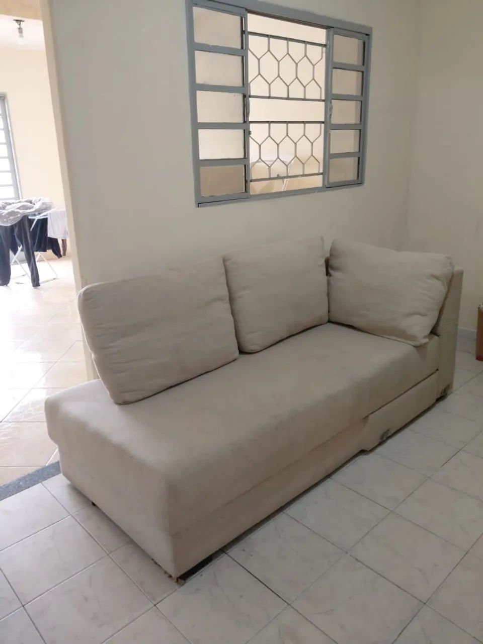 Vende sofá em linho com sinal de uso mas sem avaria 