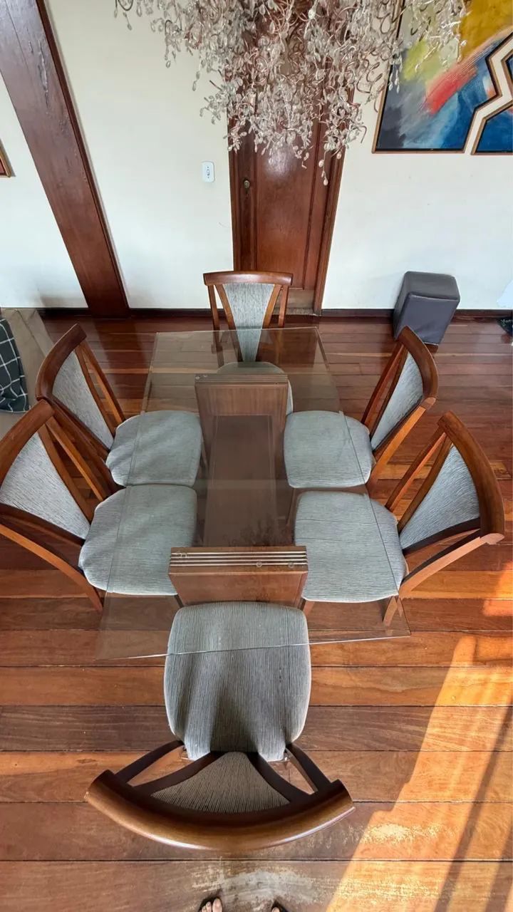 Mesa de jantar de madeira com tampo de vidro e 6 cadeiras - Foto 4