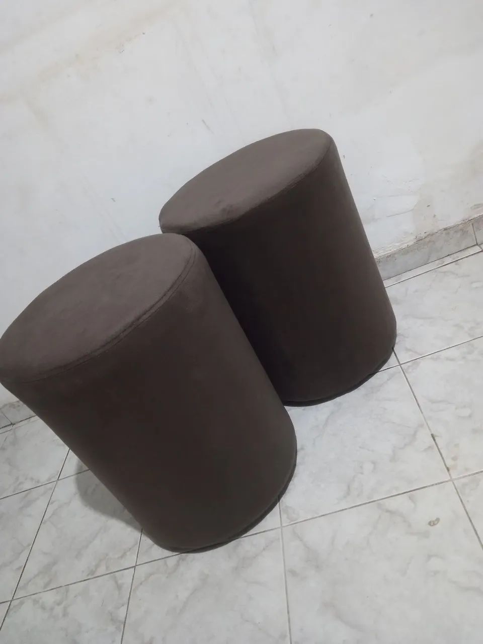 Pufs redondo cor marrom veludo 