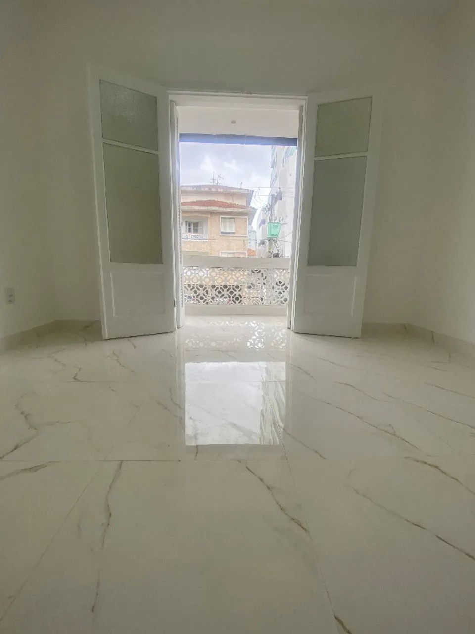 Apartamento 3 quartos, reformado, no Embaré.