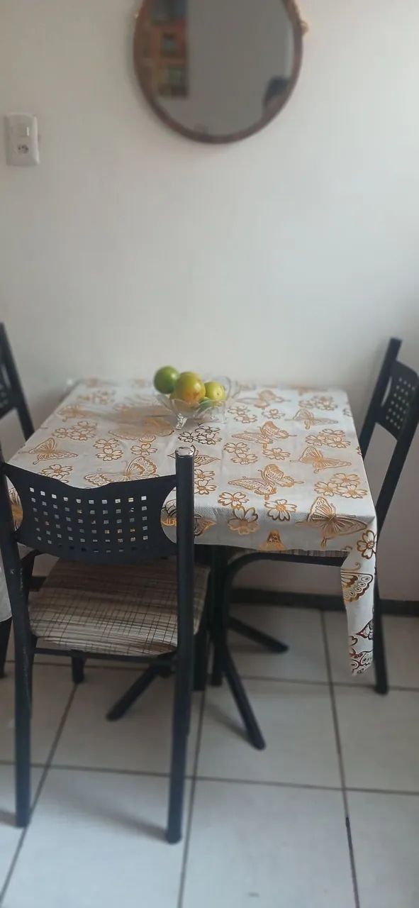 Mesa de mármore comn4 cadeiras 75x75
