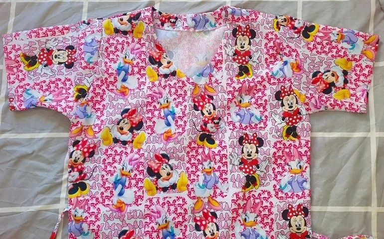 Blusa bata oxford estampada minnie e margarida