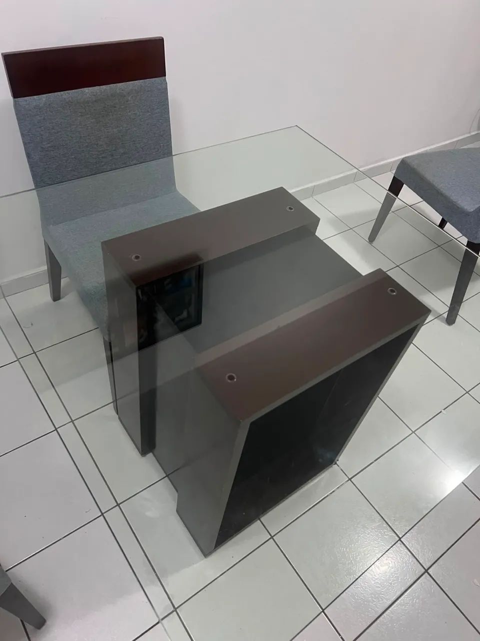 Mesa em MDF e vidro quadrada 1.00x1.00
