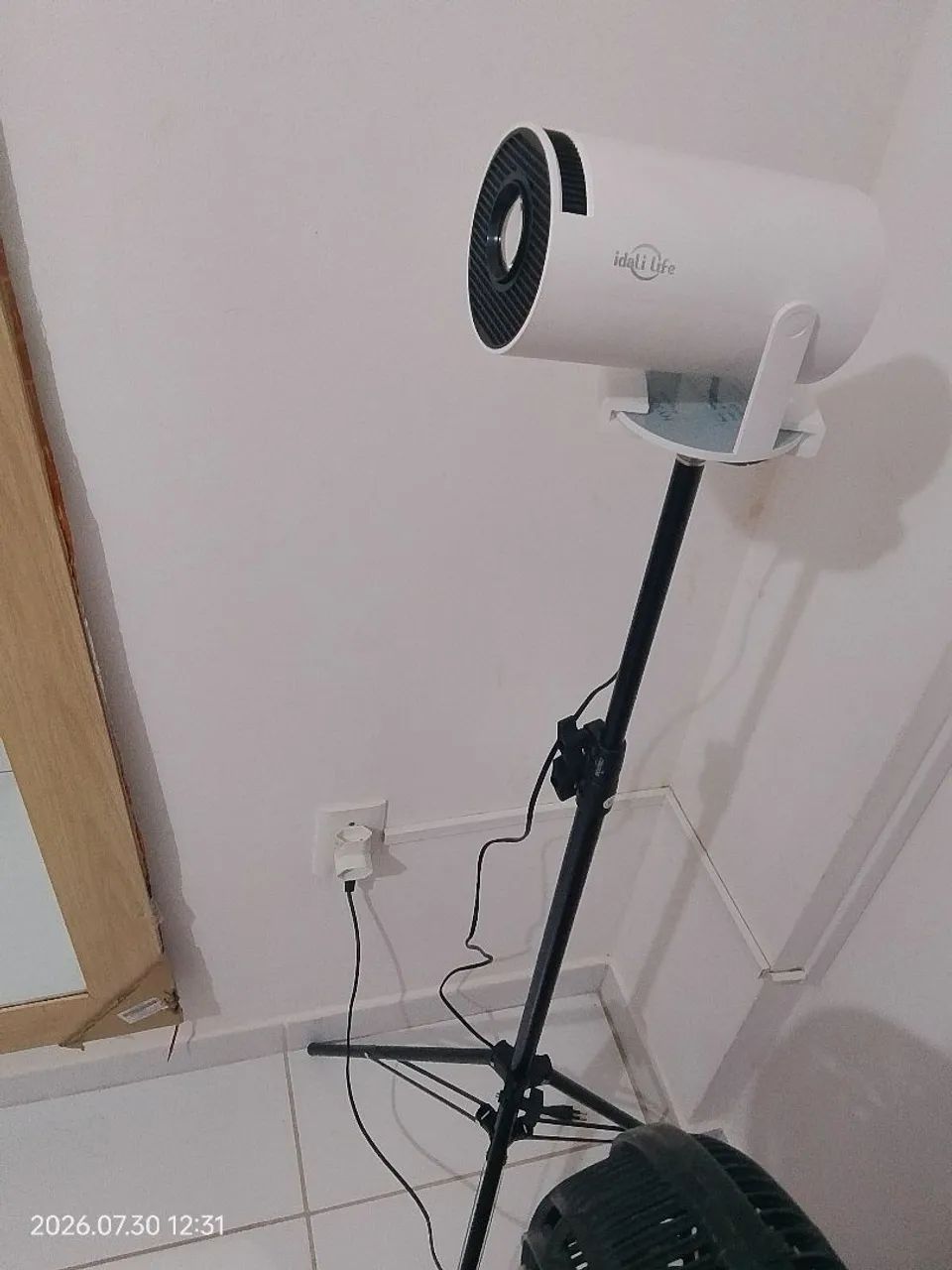 Projetor+ tripé+painel pra por na parede, 70 polegadas. Valor negociável. - Foto 2