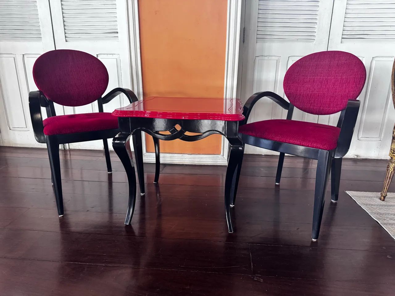 Lindo jogo de cadeiras e mesa em madeira. - Foto 2