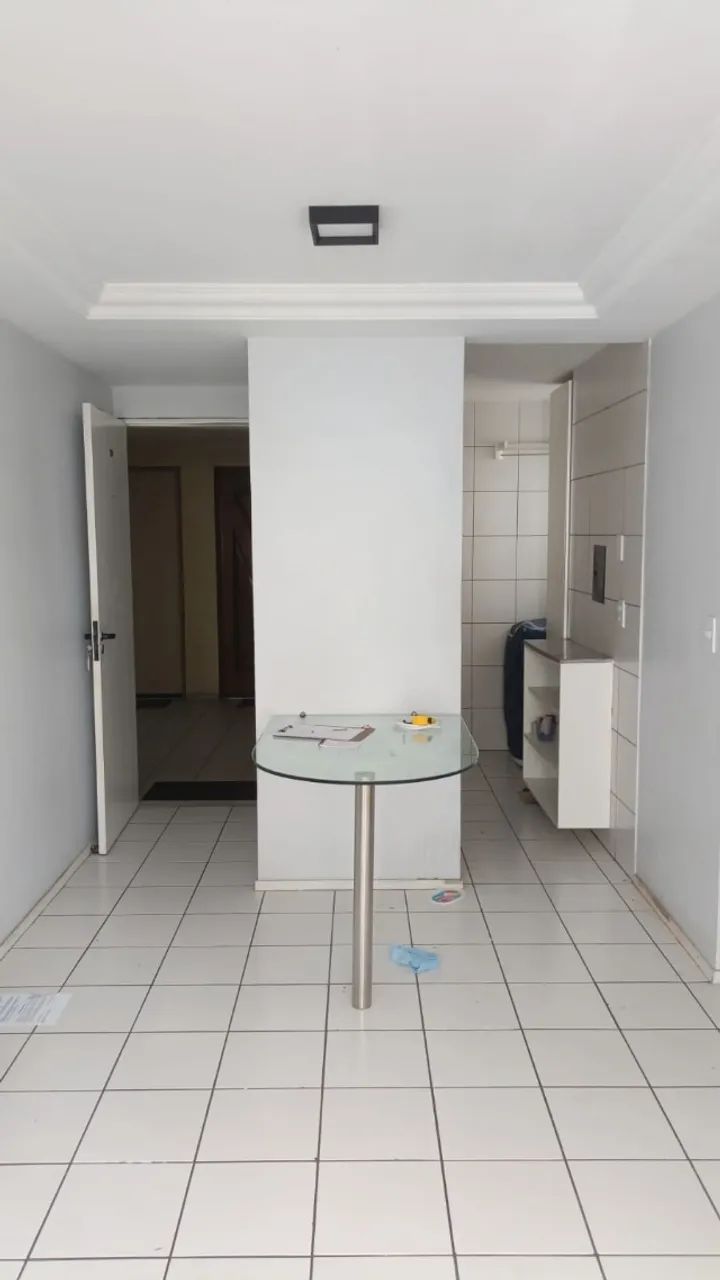 Mesa projetada com tampo de vidro
