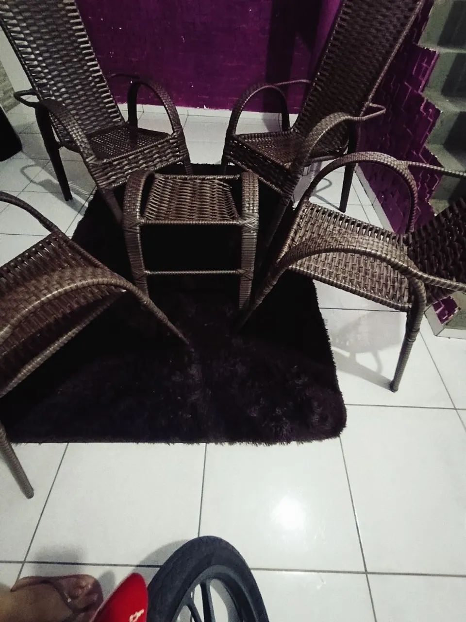 Vendo conjunto de cadeira com mesa de centro 