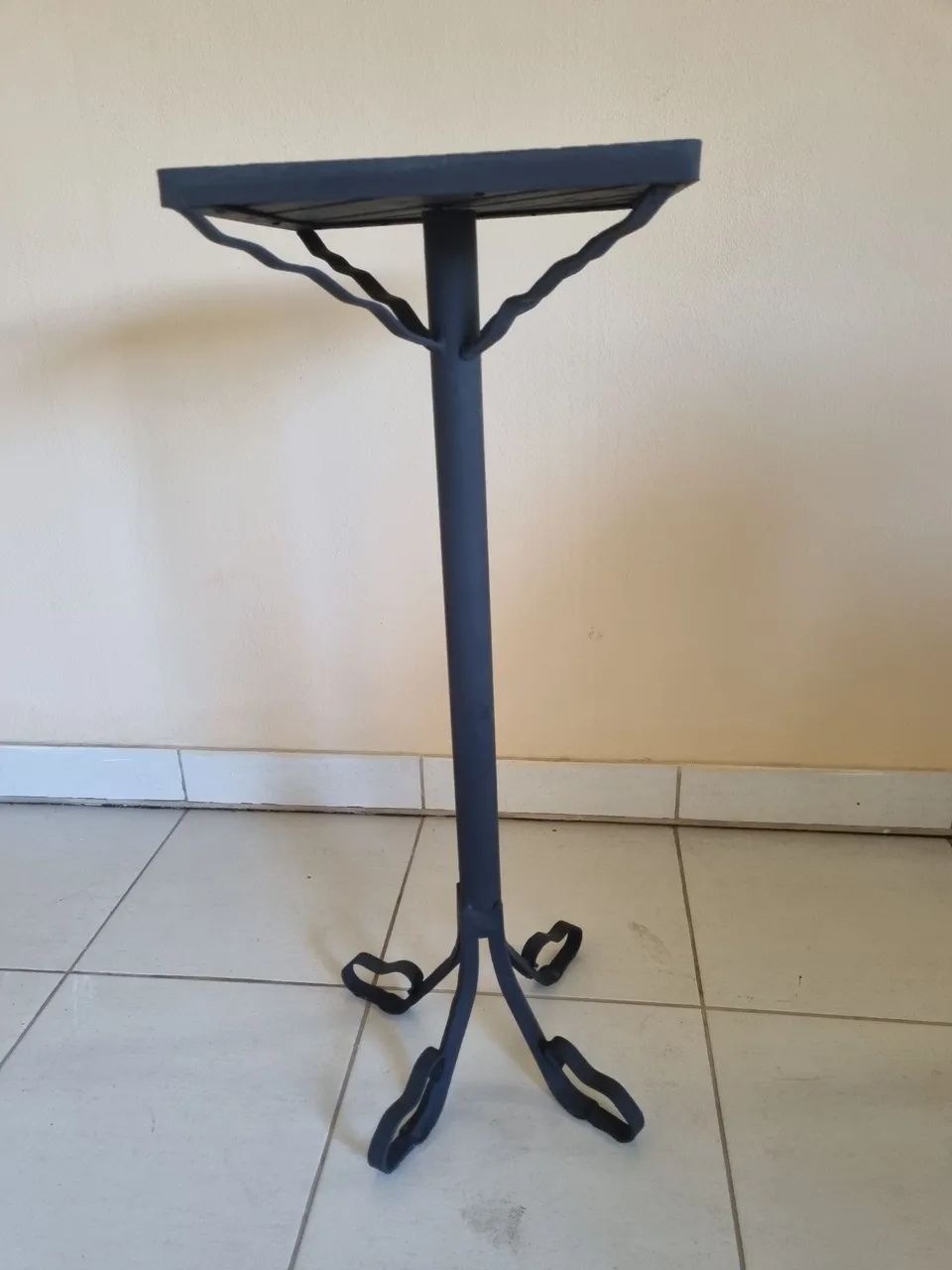 Mesa bristrôt, nova, ferro. 