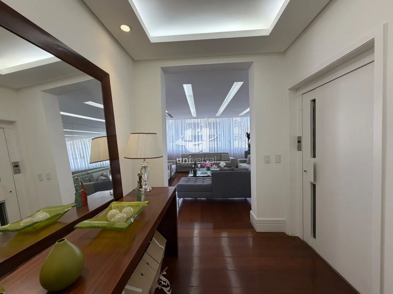 Exclusividade no Centro: 300m², 5 quartos, suíte com closet e 2 vagas. - Foto 2