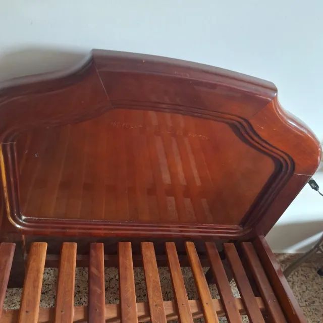 Cama de solteiro em Madeira 