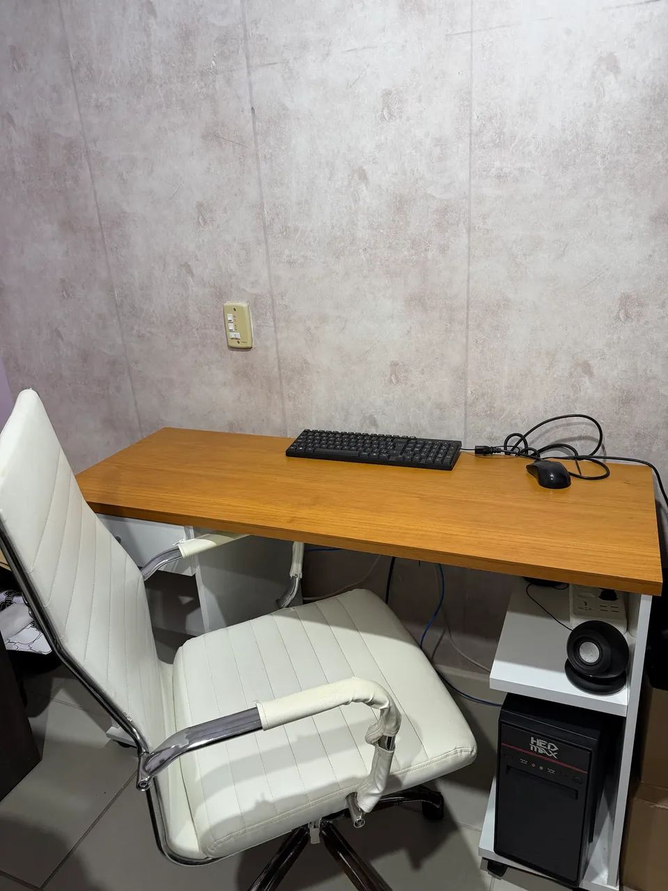 Mesa de trabalho com cadeira