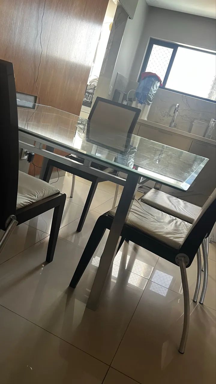 Mesa e Conjunto de Quatro Cadeiras