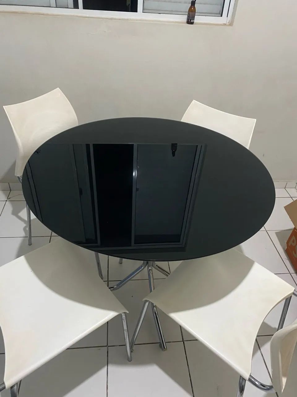 Vende-se mesa de jantar + 4 cadeiras 