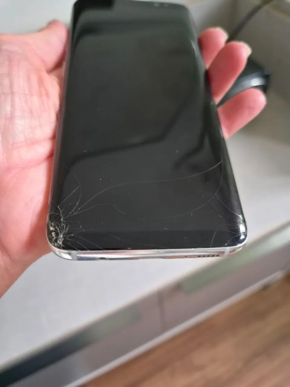 celular S8 prata com capinha nova - Foto 5