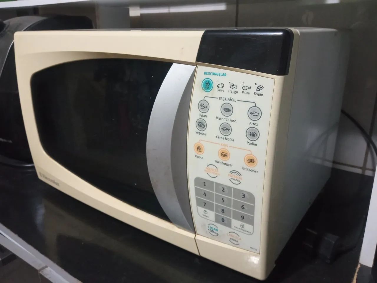 Microondas Electrolux Modelo MEF28 - 18 Litros