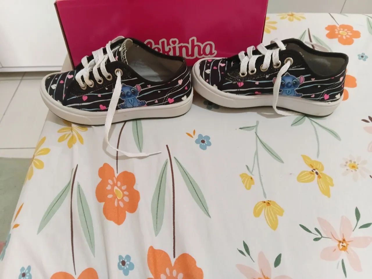 Vende se o tenis novo do stitch numero 27/28 valor 50 reais tel *