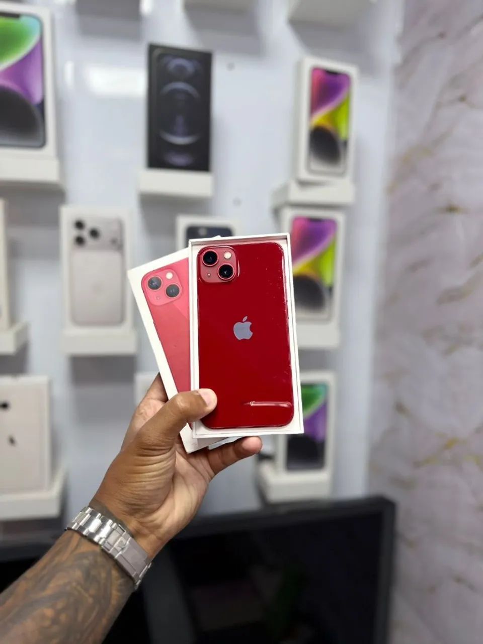 IPHONE 13 128GB RED<br>R$ 1.699,00<br>TELA JOVA - Celulares e
