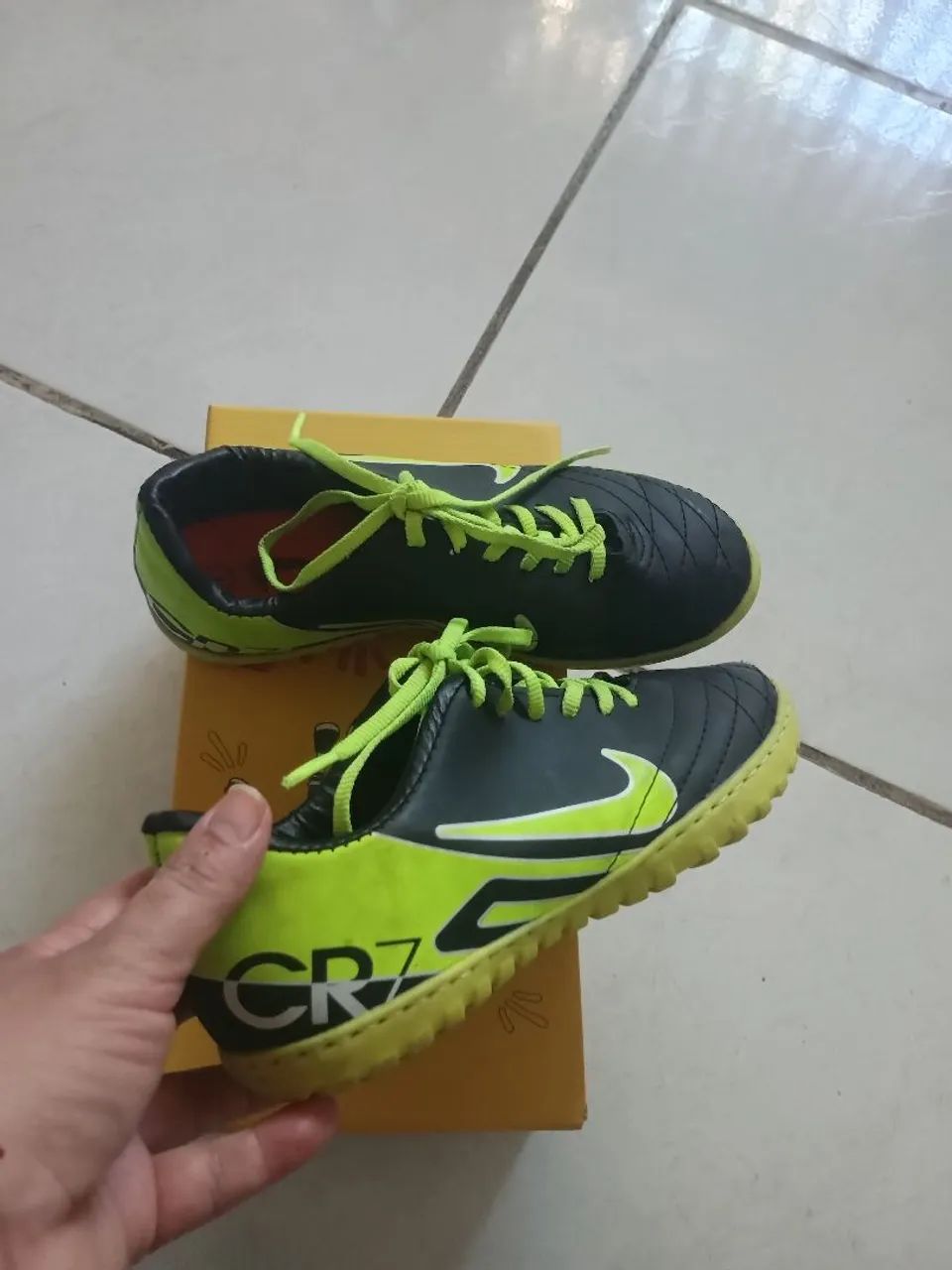 Chuteira semi nova 