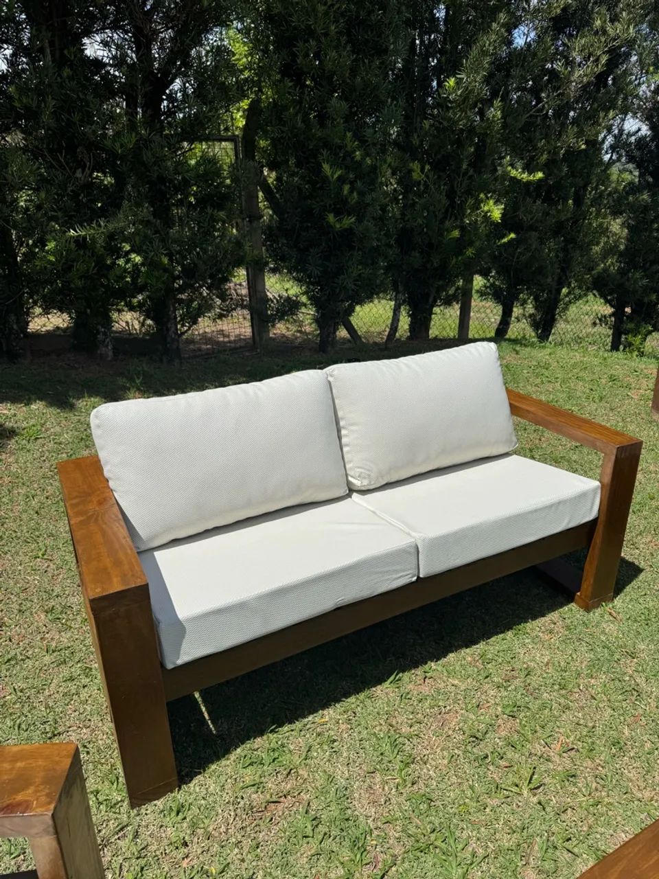 Conjunto Novo - Sofá + 2 Poltronas + Mesa | Madeira Maciça - Foto 2