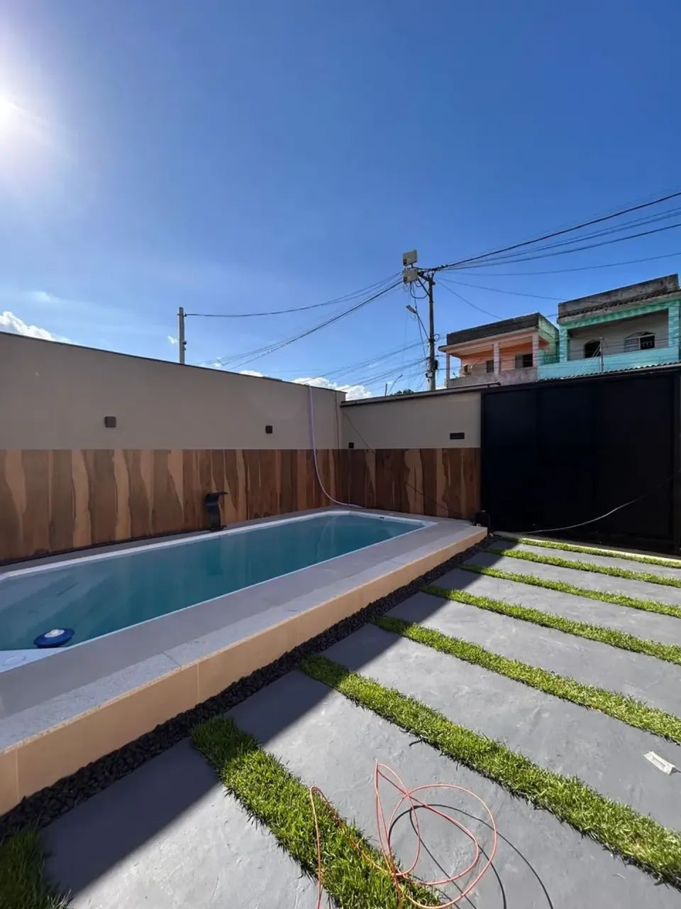 Linda casa 3  quartos com piscina a venda