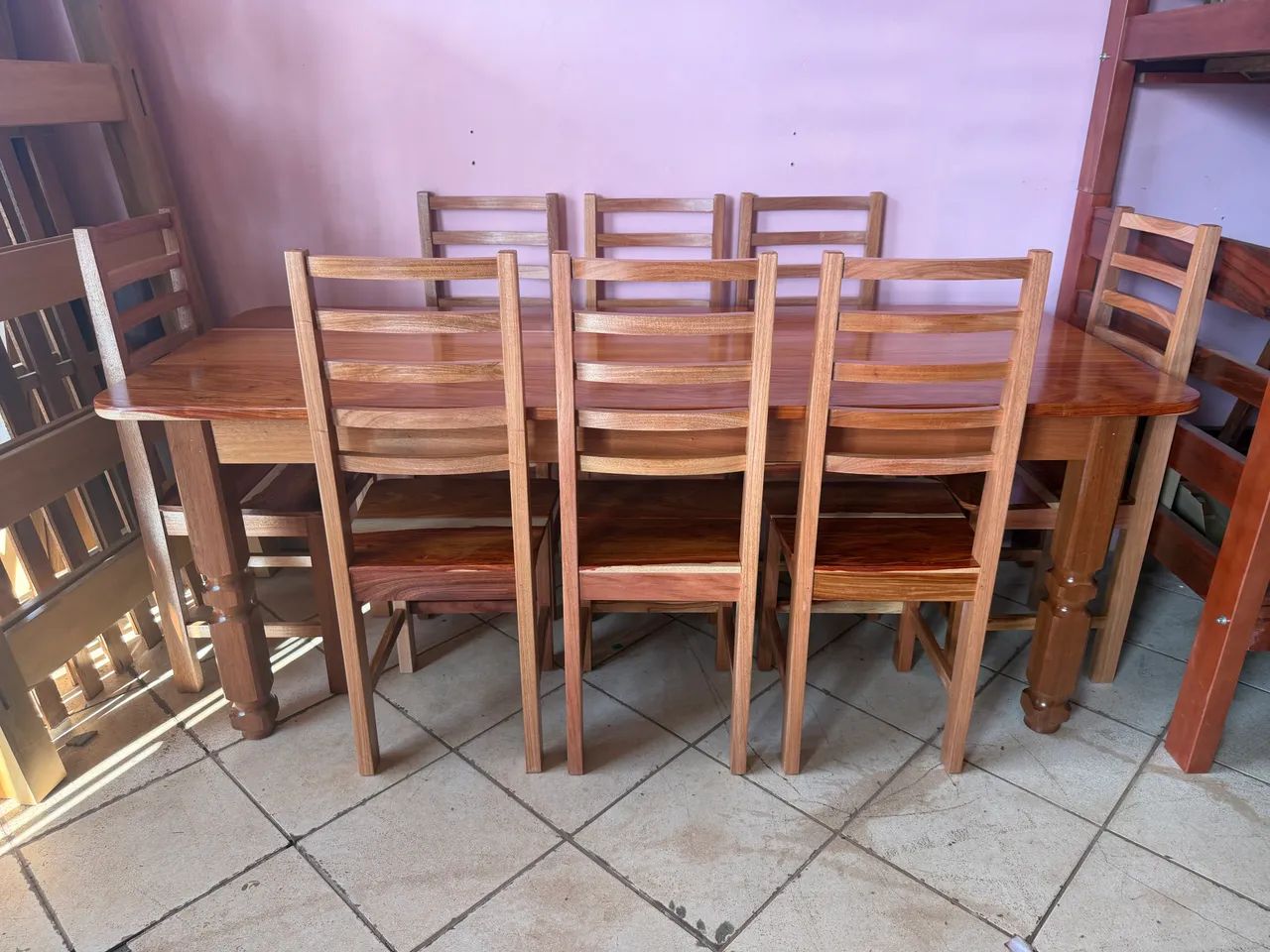 Mesa 8 cadeiras pernas torneadas nova em madeira  - Foto 4