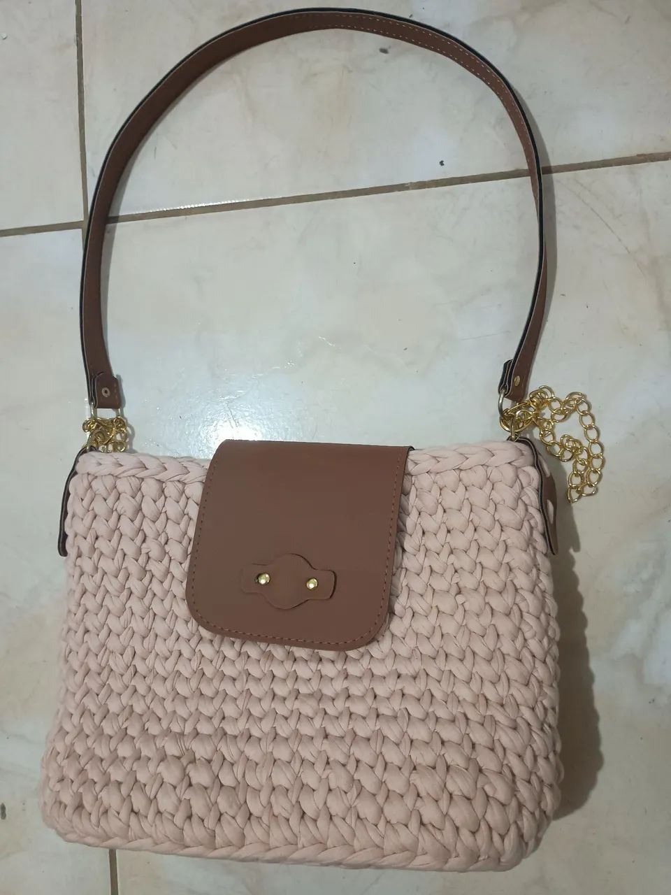 bolsa de crochê rosa com aba de couro sintético e alça de corrente dourada nova - Foto 5
