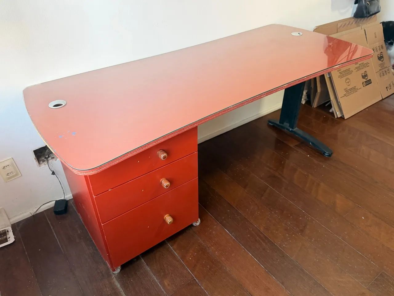 Mesa de estudo grande com vidro e com gaveteiro - Foto 2