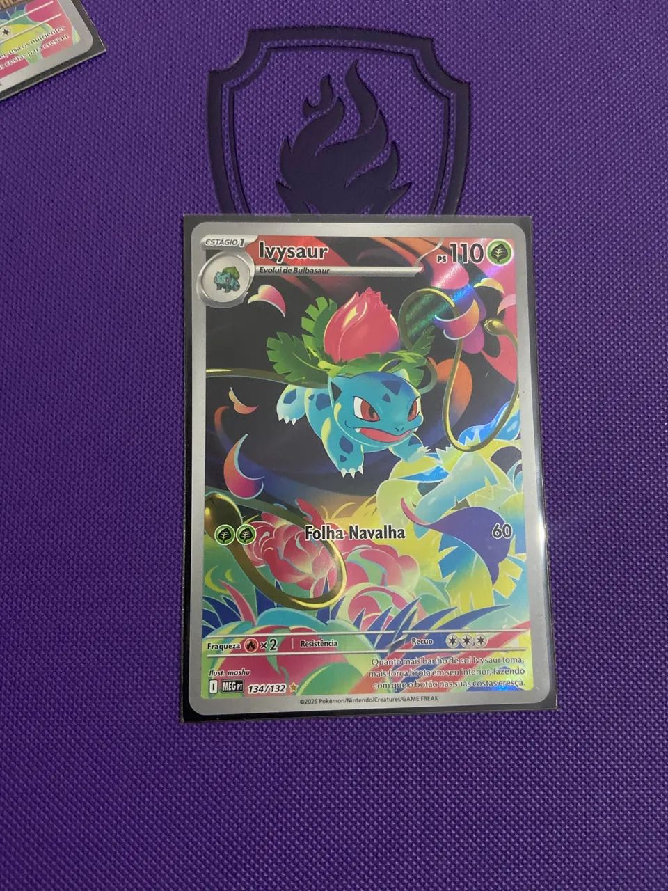 Trio de cartas Pokémon TCG - arte continuada Bulbasaur e evoluções  - Foto 3