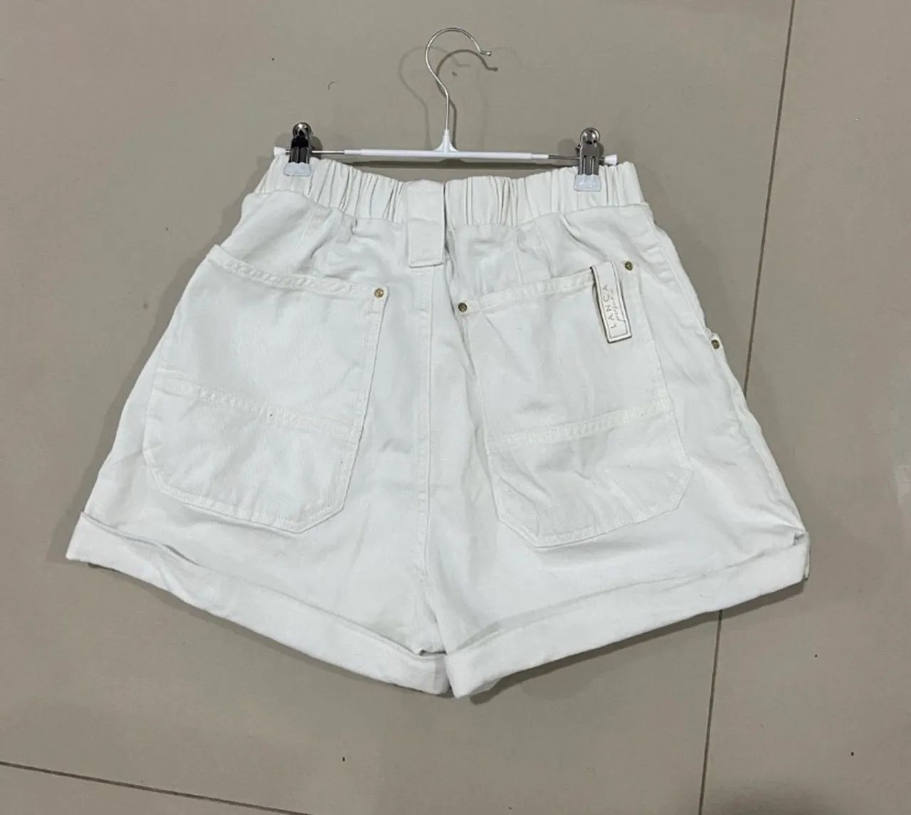 short jeans branco lança perfume - Foto 5